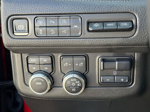 Used 2024 GMC Yukon Denali w/ Advanced Technology Package AWD/4WD image 17