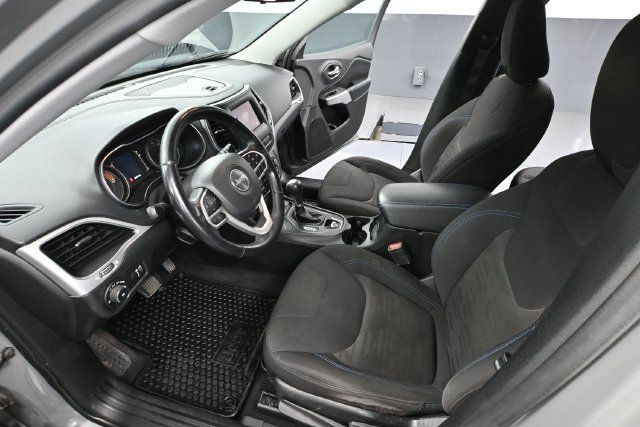 Used 2019 Jeep Cherokee Latitude AWD/4WD image 17