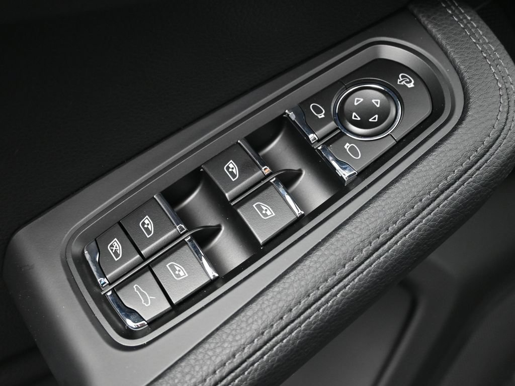 Used 2026 Porsche Macan AWD/4WD image 19