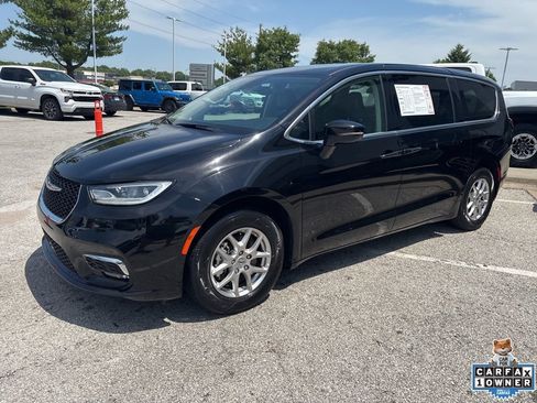 Used 2024 Chrysler Pacifica Touring-L FWD image 14