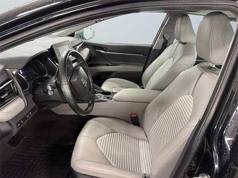 Used 2023 Toyota Camry SE image 9