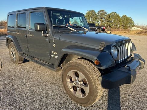 Used 2017 Jeep Wrangler Unlimited Sahara w/ Connectivity Group image 13