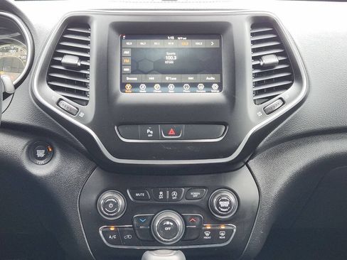 Used 2019 Jeep Cherokee Latitude Plus AWD/4WD image 18