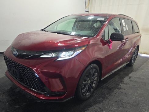 Used 2025 Toyota Sienna XSE image 1