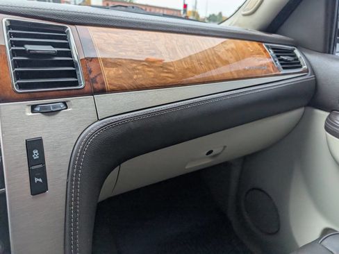 Used 2014 Cadillac Escalade Platinum image 32