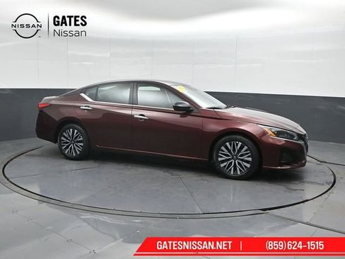 Used 2025 Nissan Altima 2.5 SV image 1