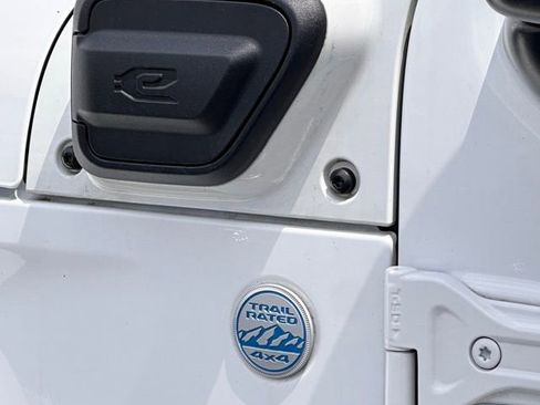 Used 2022 Jeep Wrangler Unlimited Sahara w/ Cold Weather Group AWD/4WD image 8