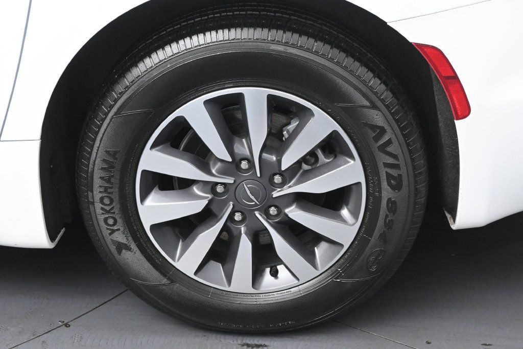 Used 2024 Chrysler Pacifica Limited FWD image 36