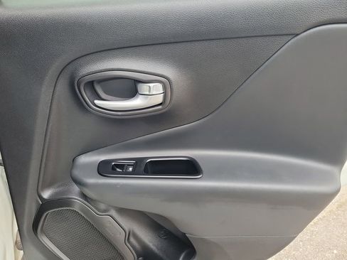 Used 2023 Jeep Renegade Latitude image 33