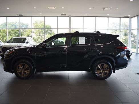 Used 2023 Toyota Highlander Bronze Edition FWD image 4