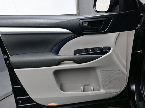 Used 2015 Toyota Highlander LE image 9