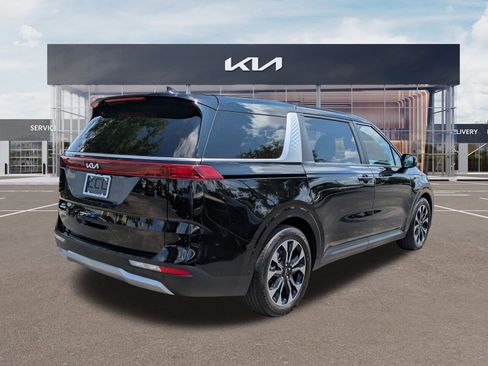 Used 2024 Kia Carnival EX FWD image 4