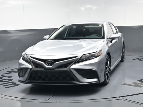 Used 2024 Toyota Camry SE image 11