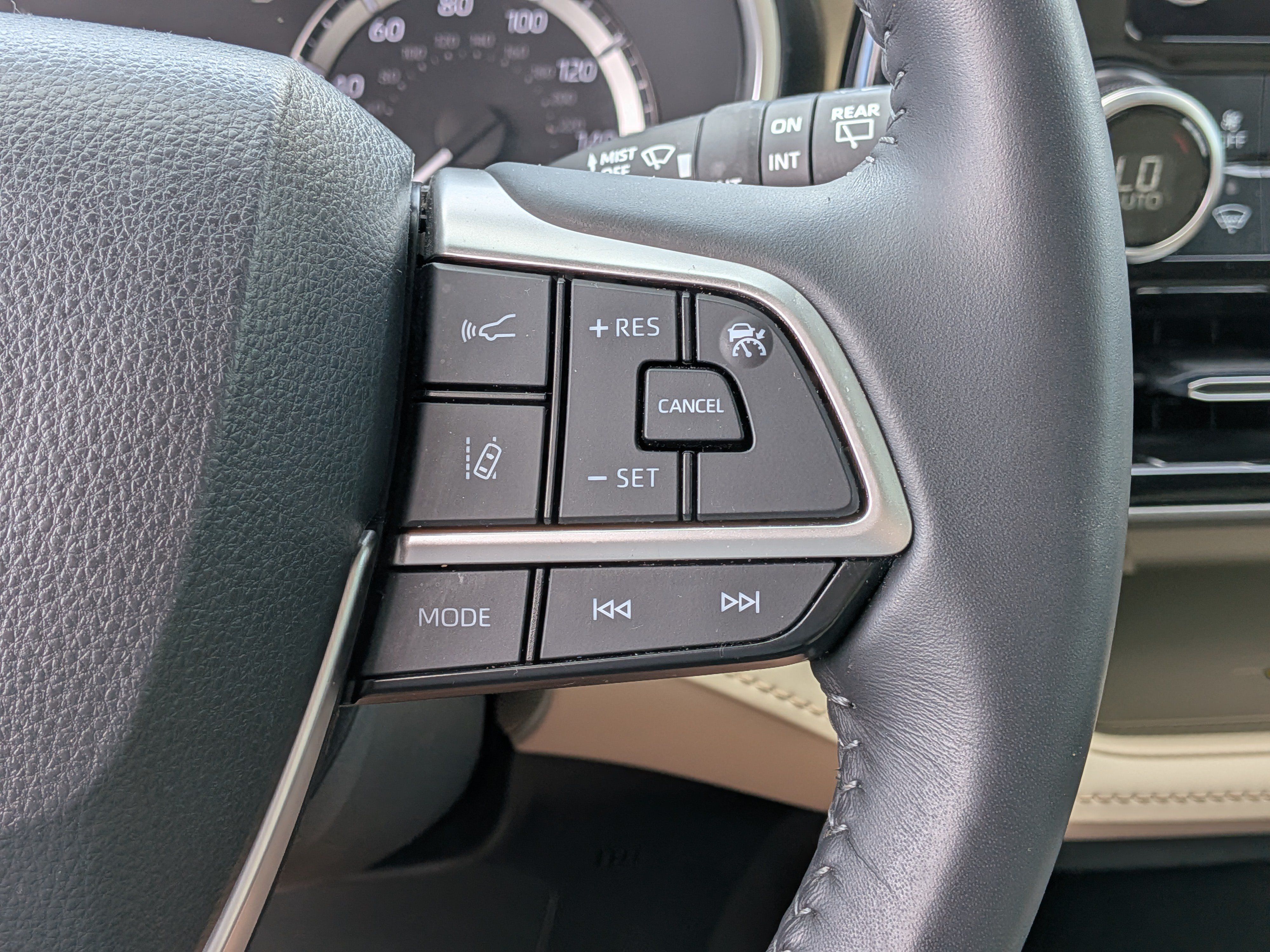 Used 2023 Toyota Highlander XLE FWD image 26