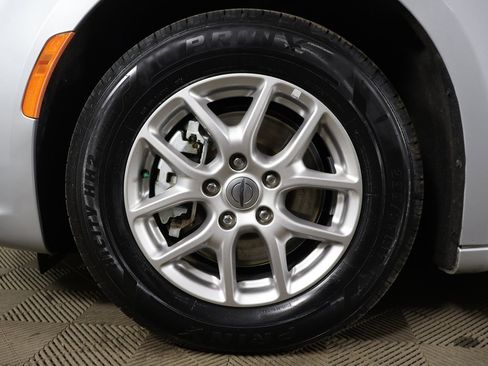 Used 2024 Chrysler Pacifica Touring-L image 19