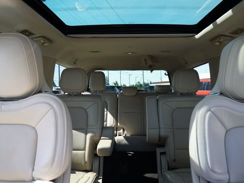 Used 2018 Lincoln Navigator Select w/ Technology Package AWD/4WD image 25