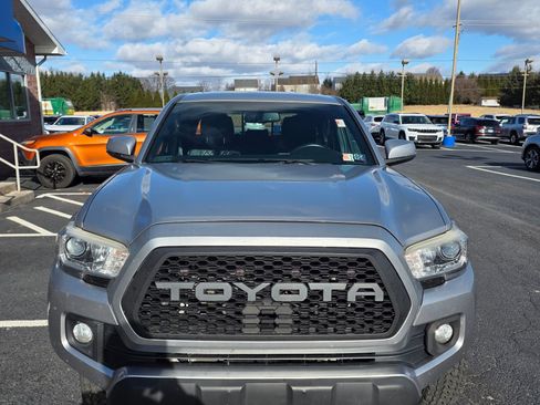 Used 2017 Toyota Tacoma TRD Off-Road image 2