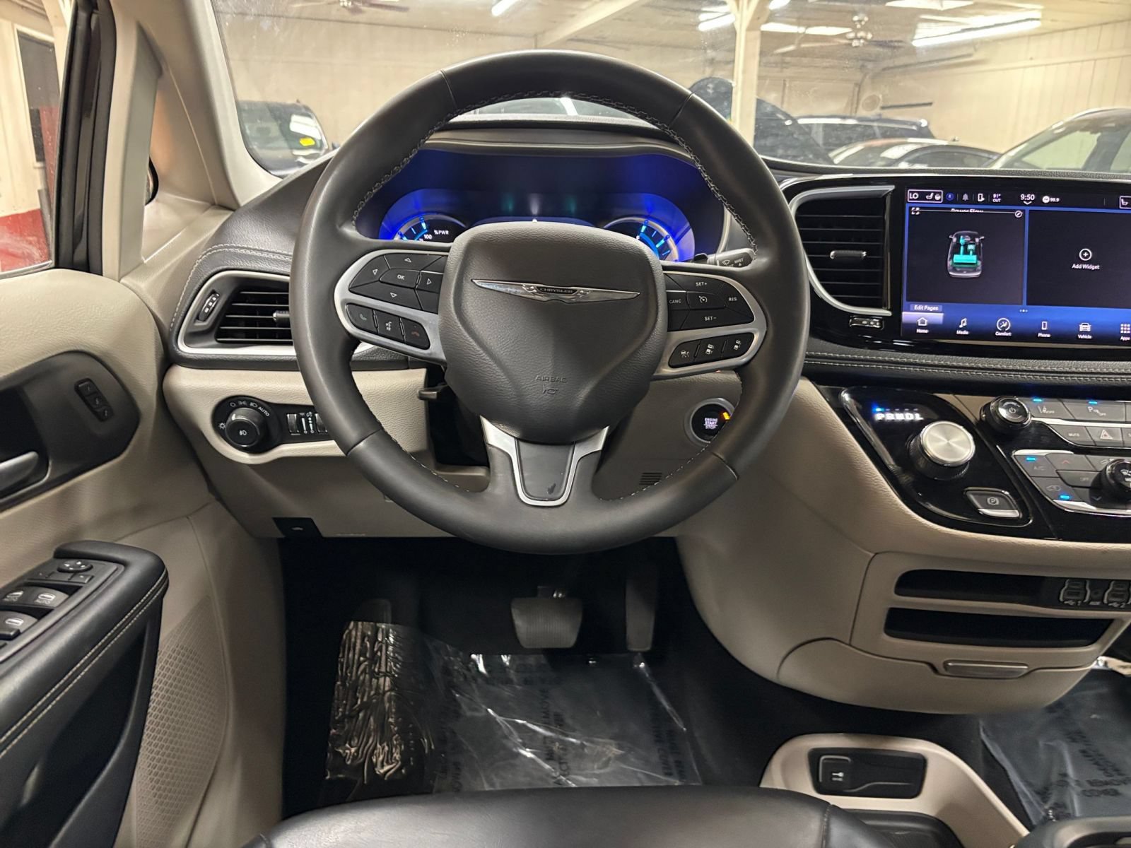 Used 2023 Chrysler Pacifica Touring-L FWD image 36