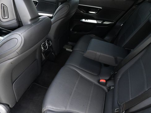 Used 2025 Mercedes-Benz GLC 300 image 13