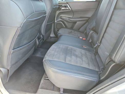 Used 2023 Mitsubishi Outlander SE image 21