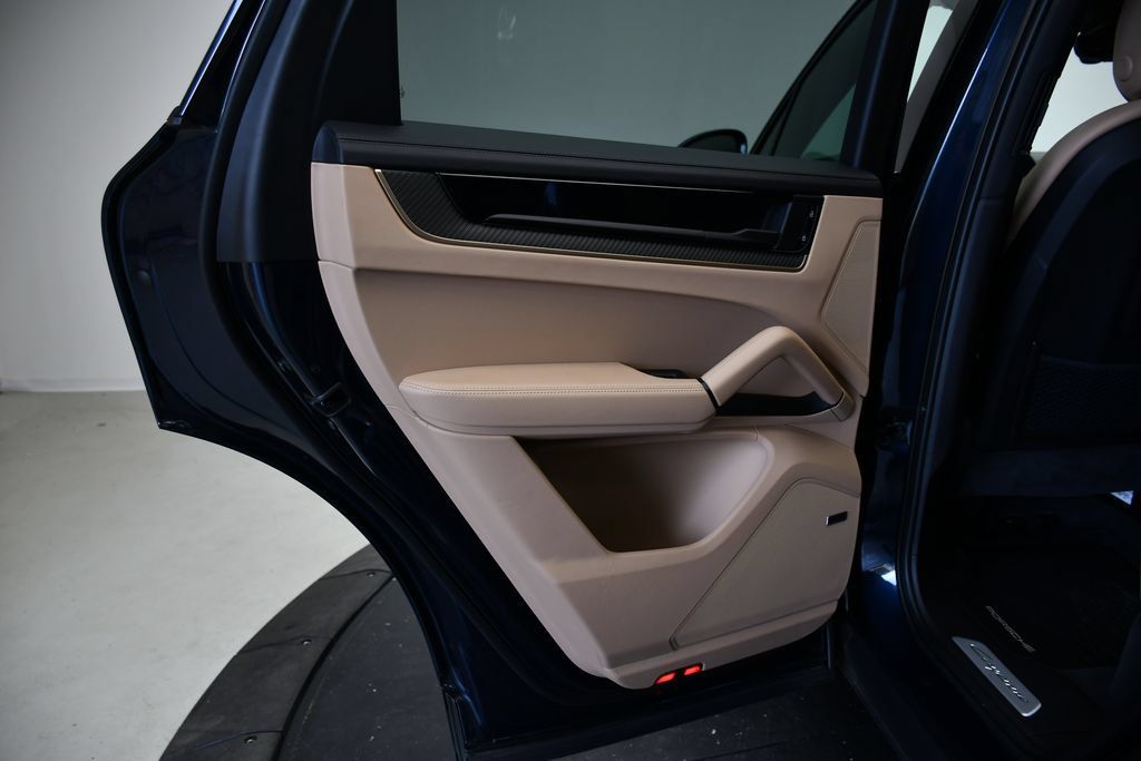 Certified 2025 Porsche Cayenne AWD/4WD image 40
