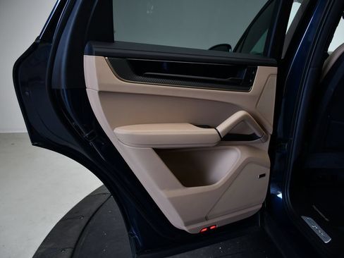 Certified 2025 Porsche Cayenne AWD/4WD image 40