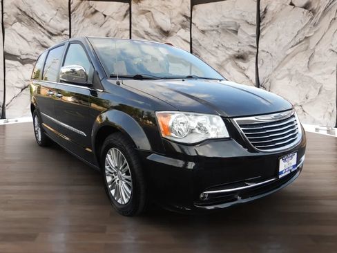 Used 2015 Chrysler Town & Country Touring-L w/ Driver Convenience Group FWD image 4