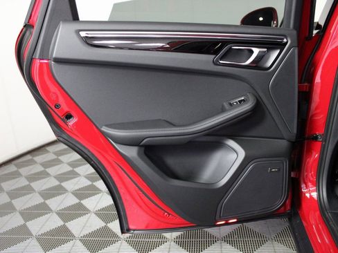 Certified 2025 Porsche Macan AWD/4WD image 33