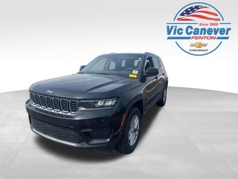 Used 2023 Jeep Grand Cherokee Laredo w/ Luxury Tech Group I AWD/4WD image 1