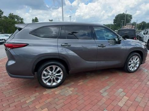 Used 2023 Toyota Highlander Limited FWD image 3