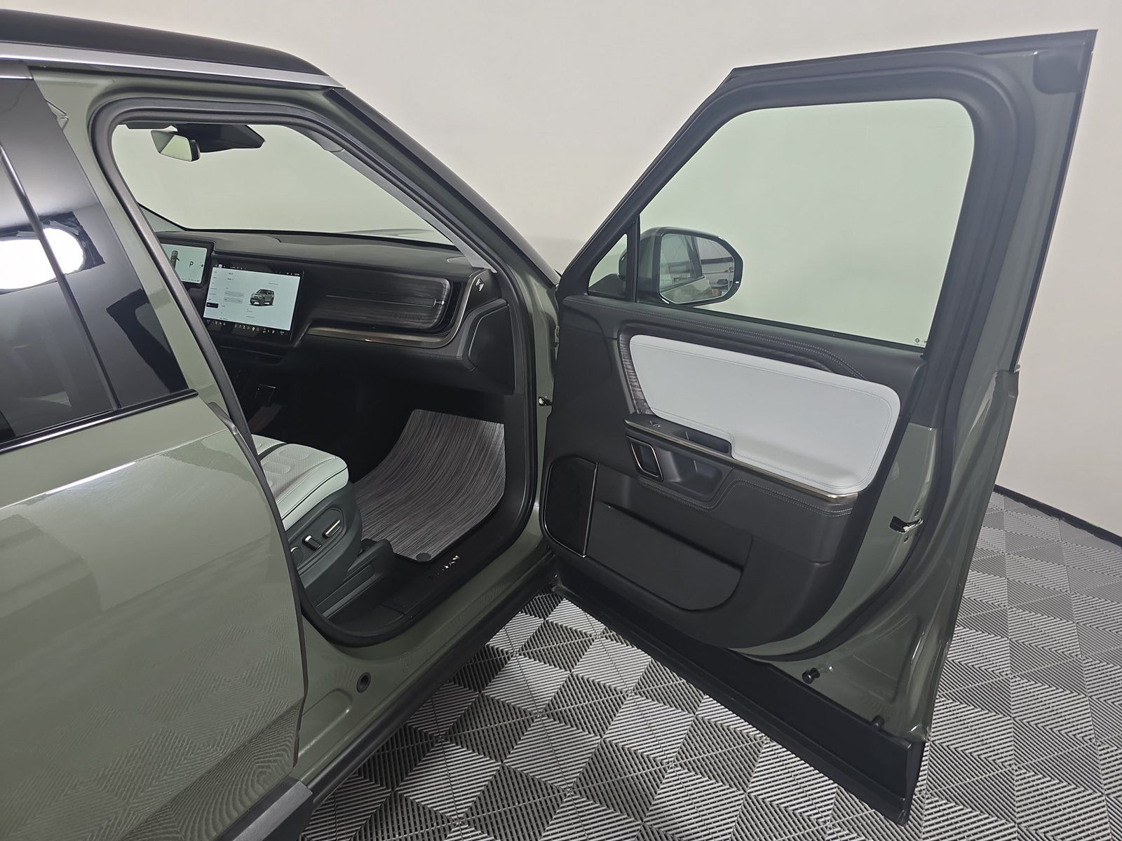 Used 2023 Rivian R1S Launch Edition Quad AWD/4WD image 18