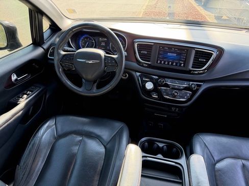 Used 2020 Chrysler Pacifica Touring-L FWD image 19