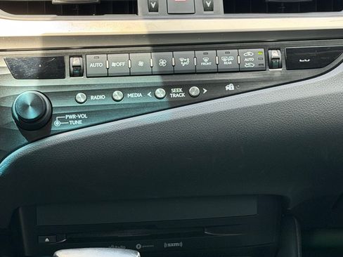 Used 2020 Lexus ES 300h w/ Accessory Package FWD image 18