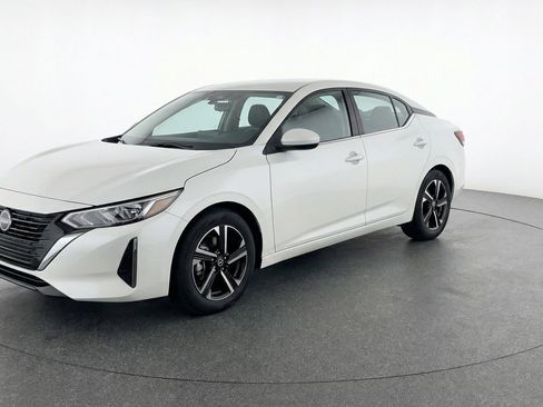 Used 2025 Nissan Sentra SV image 3