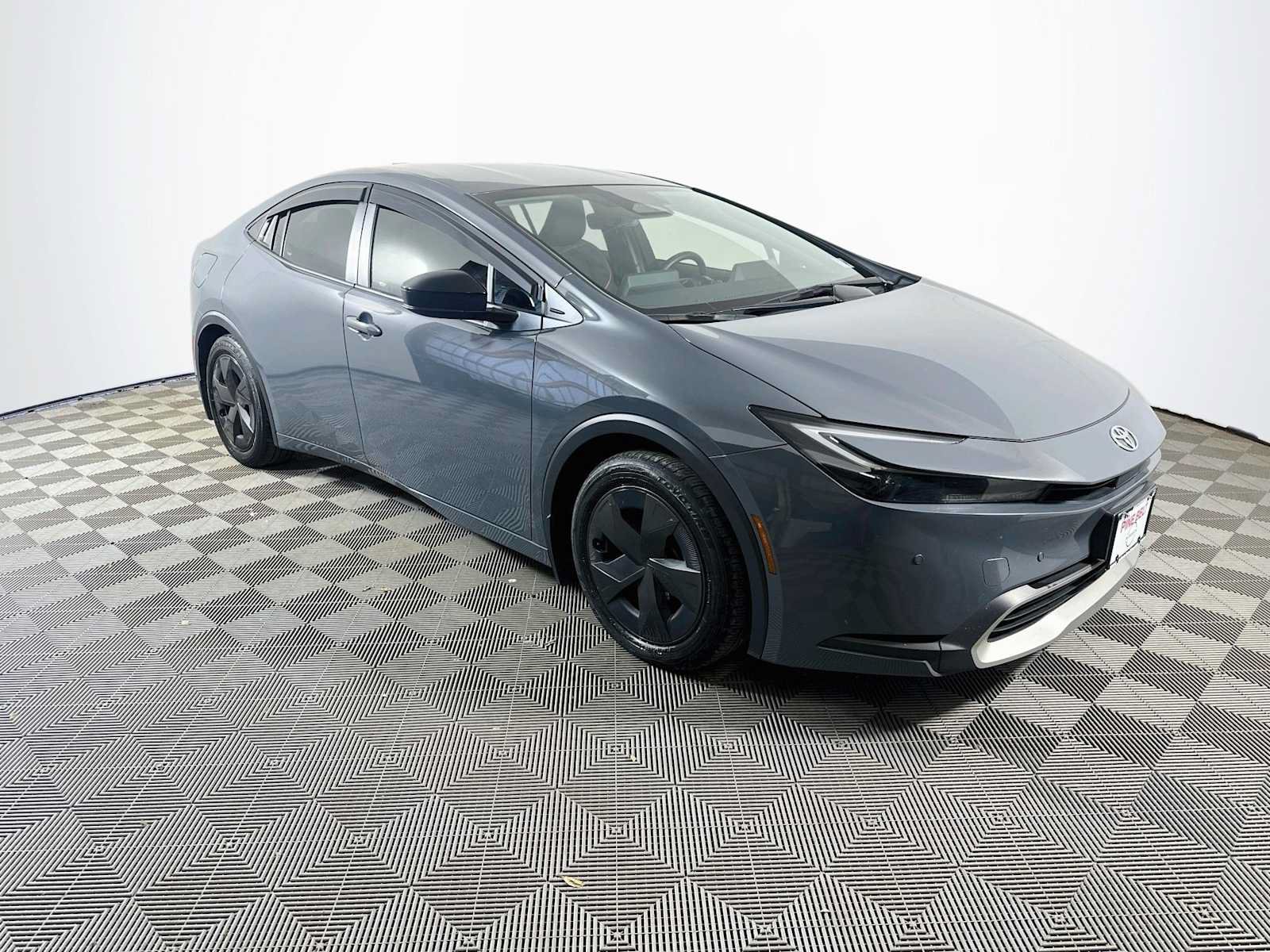 Used 2025 Toyota Prius Plug-In Hybrid FWD image 3