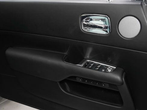 Used 2019 Rolls-Royce Dawn RWD image 38