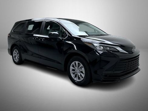 Used 2026 Toyota Sienna LE FWD image 3
