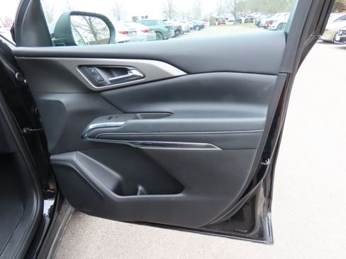 Used 2025 Chevrolet Traverse LT image 9