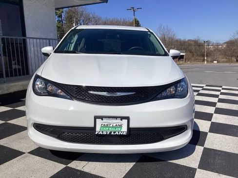 Used 2023 Chrysler Voyager LX image 3