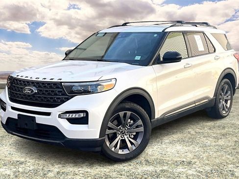 Used 2022 Ford Explorer XLT w/ Equipment Group 202A image 3