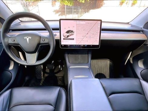 Used 2022 Tesla Model Y Long Range image 18