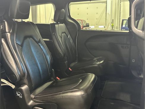 Used 2025 Chrysler Pacifica Select FWD image 30