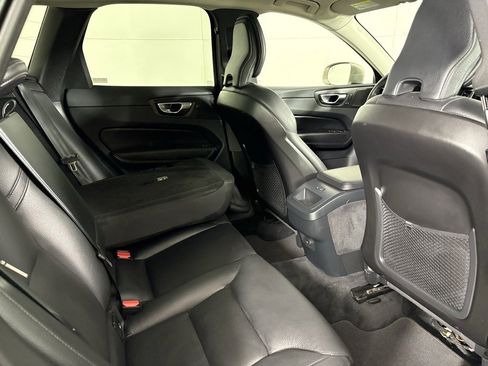 Used 2023 Volvo XC60 B5 Plus image 17