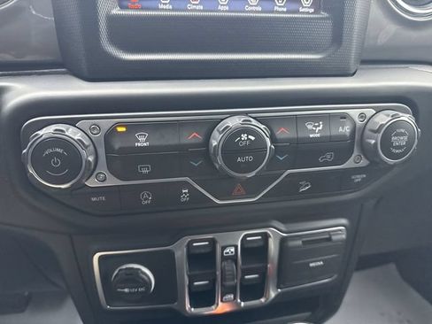 Used 2021 Jeep Wrangler Unlimited Sahara AWD/4WD image 17