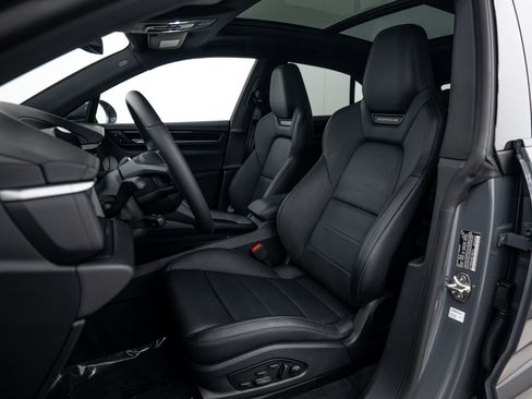 Certified 2025 Porsche Macan 4S Electric AWD/4WD image 5