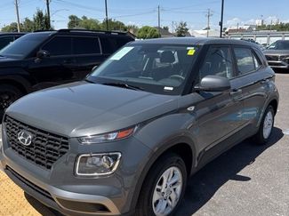 Used 2025 Hyundai Venue SE image 1
