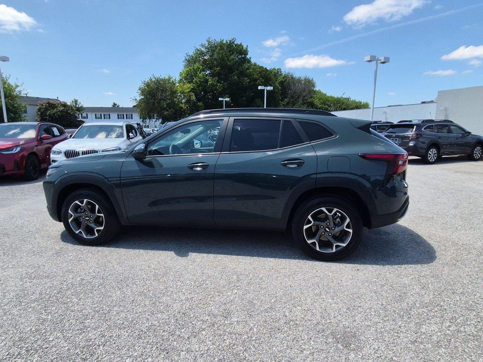 Used 2025 Chevrolet Trax LT FWD image 2