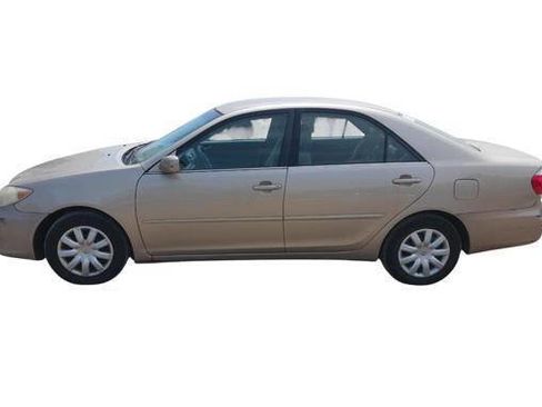 Used 2005 Toyota Camry LE FWD image 2