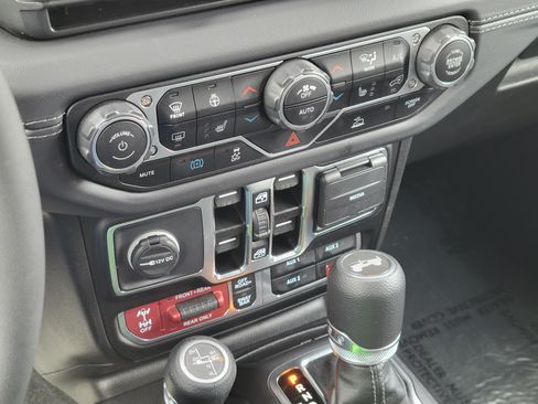 Used 2025 Jeep Wrangler Unlimited Rubicon 4xe w/ Convenience Group AWD/4WD image 14