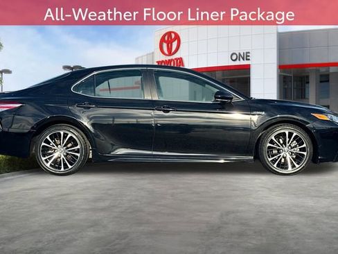 Certified 2020 Toyota Camry SE image 3